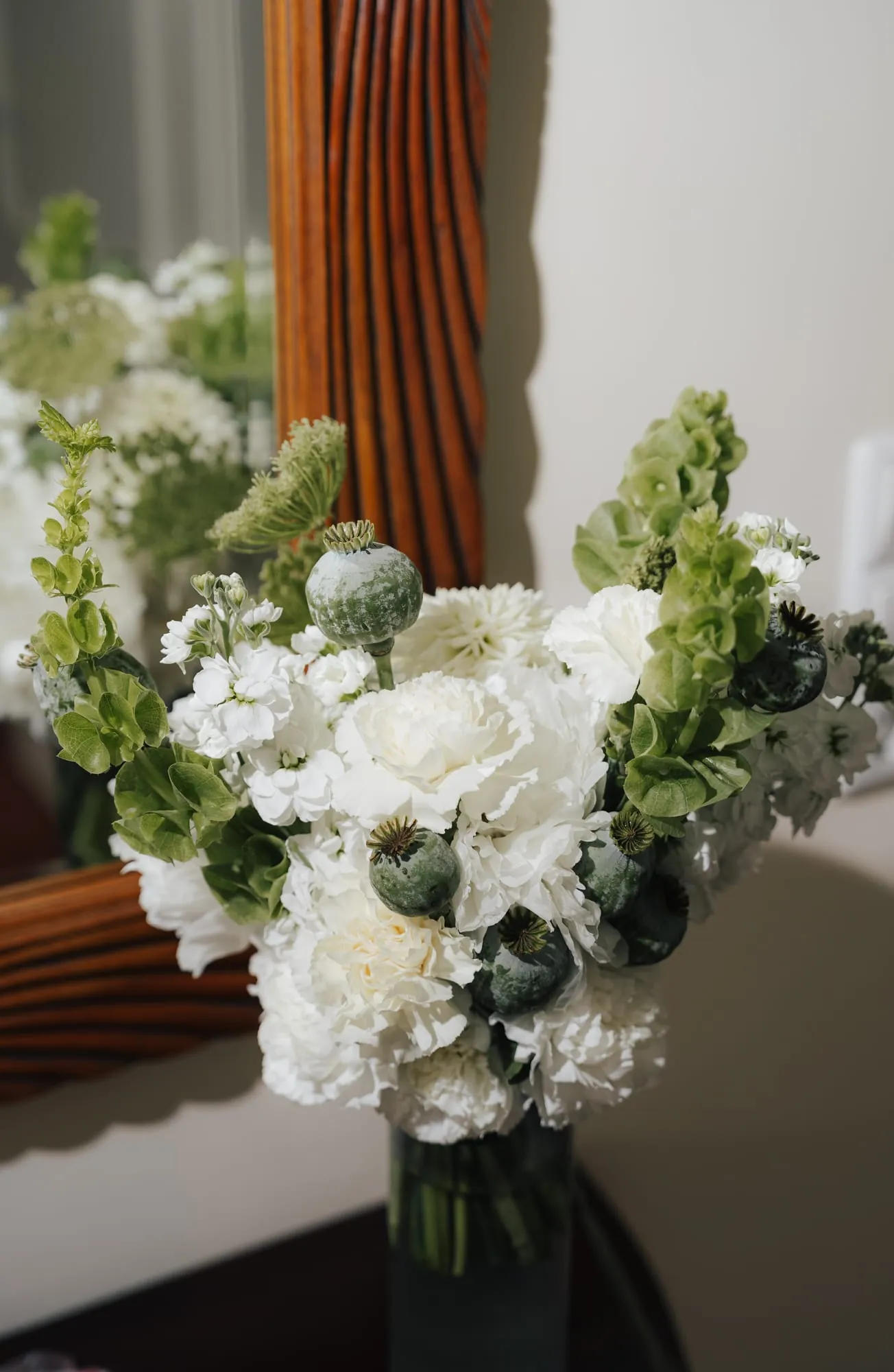 Brautstrauß aus weißen Rosen und Grün