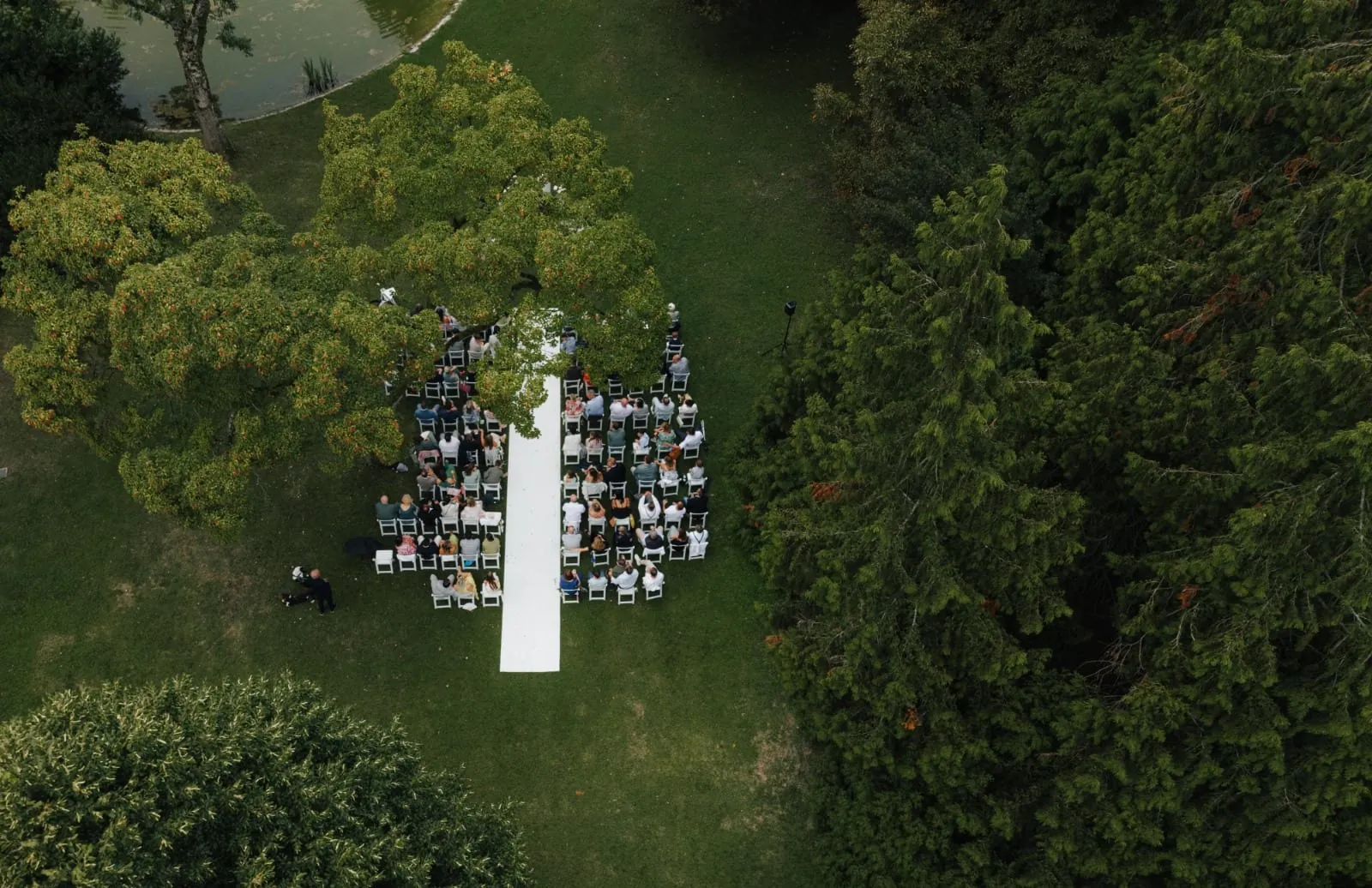 Luftaufnahme einer freien Trauung mit Gästen im Schlosspark