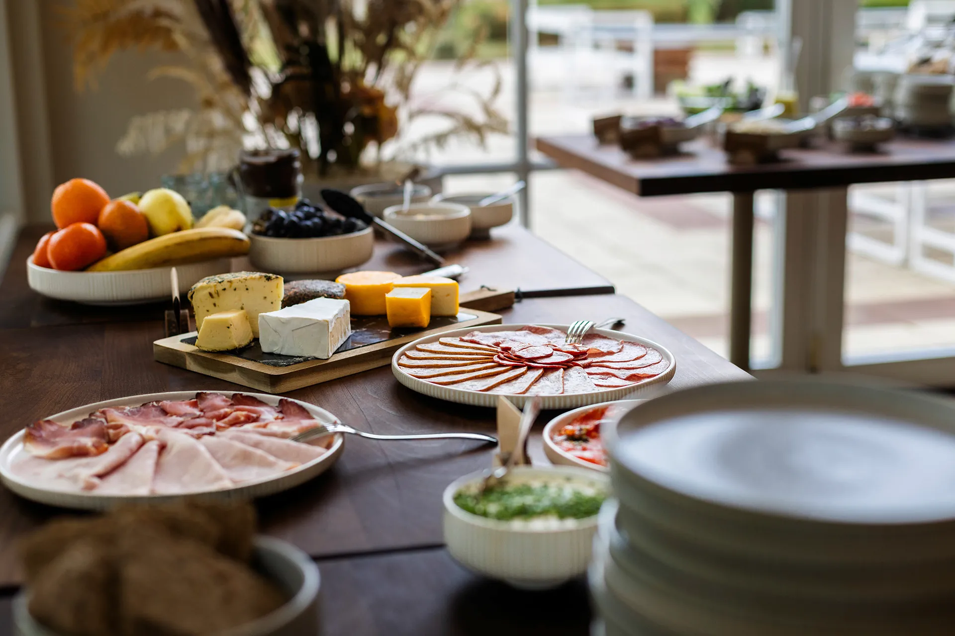 Frühstücksbuffet mit Käse, Aufschnitt und frischem Obst